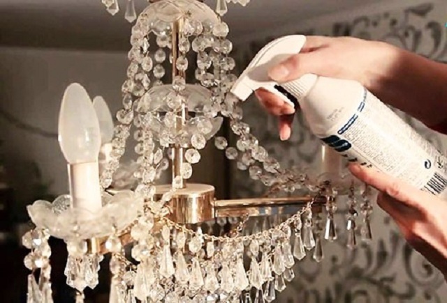 Cách vệ sinh đèn chùm trong nhà đúng cách