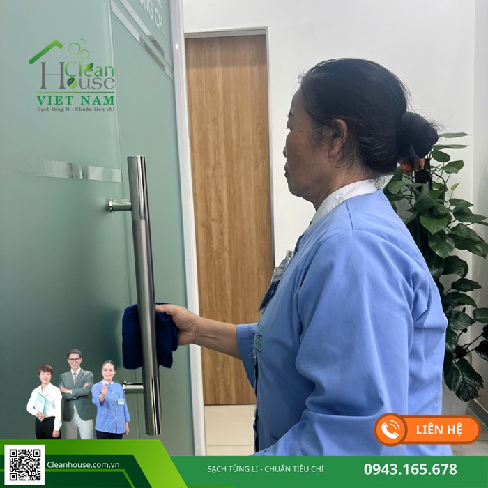 Vệ sinh cửa kính tự động, cửa xoay sảnh tòa nhà: tần suất và cách làm an toàn