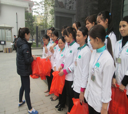 Vệ sinh công nghiệp Cleanhouse Việt Nam trao quà Tết Ất Mùi cho tập thể nhân viên